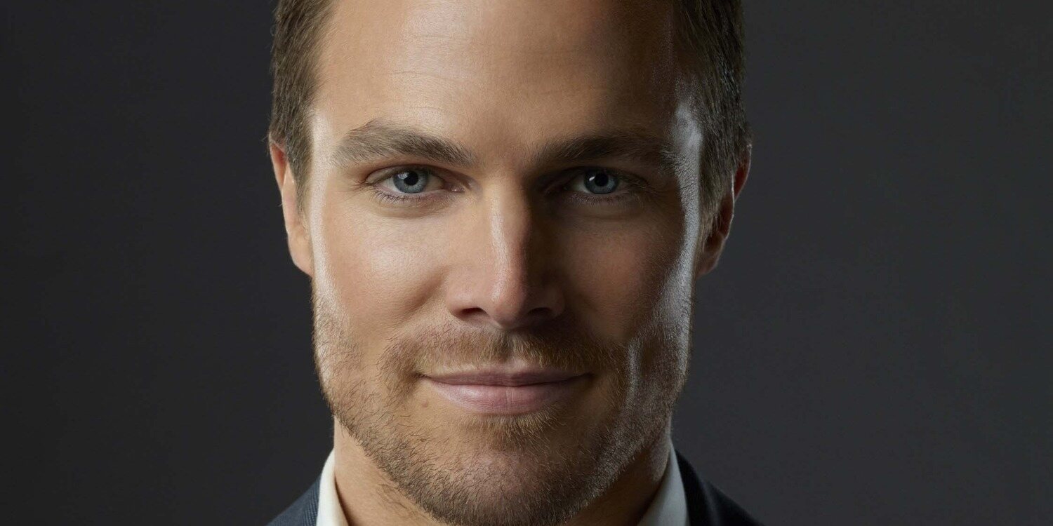 Stephen Amell protagonizará el reboot de 'Los vigilantes de la playa' con un personaje muy especial