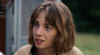 Maya Hawke celebra su boda sorpresa con el elenco de 'Stranger Things'