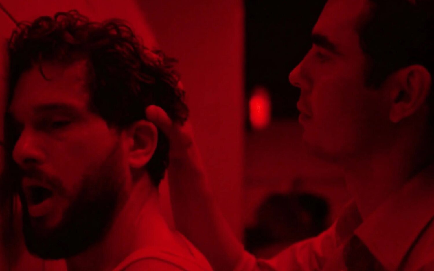 Henry y Whitney en la escena del glory hole en 'Industry'