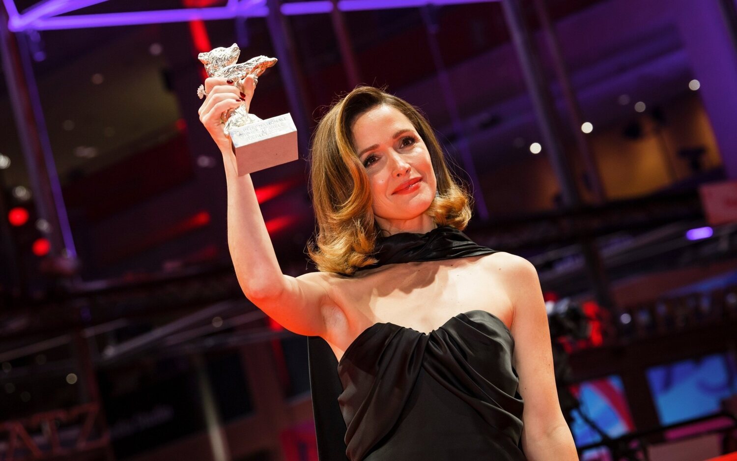 Re Byrne con el Oso de Plata por 'Si pudiera, te daría una patada'