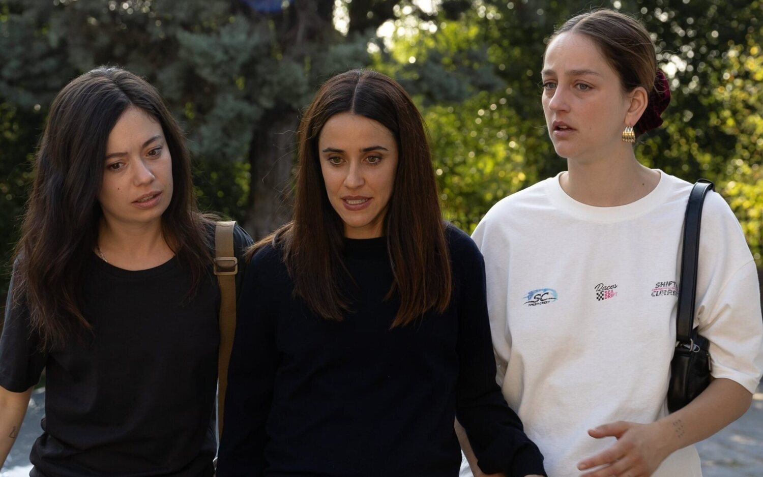 Anna Castillo, Macarena García y Laura Weissmahr en 'Se tiene que morir mucha gente'