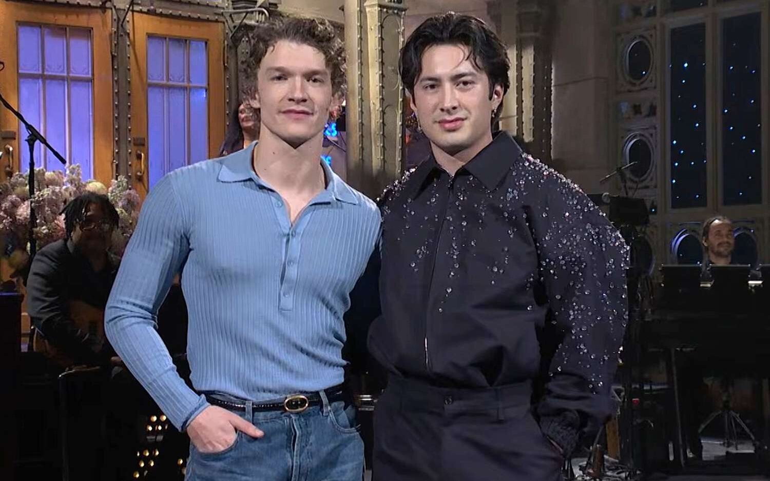 Connor Storrie y Hudson Williams en 'Saturday Night Live'