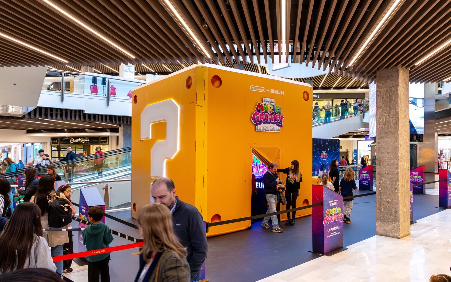 'Super Mario Galaxy' instala en Madrid un cubo inmersivo gigante como el de los juegos