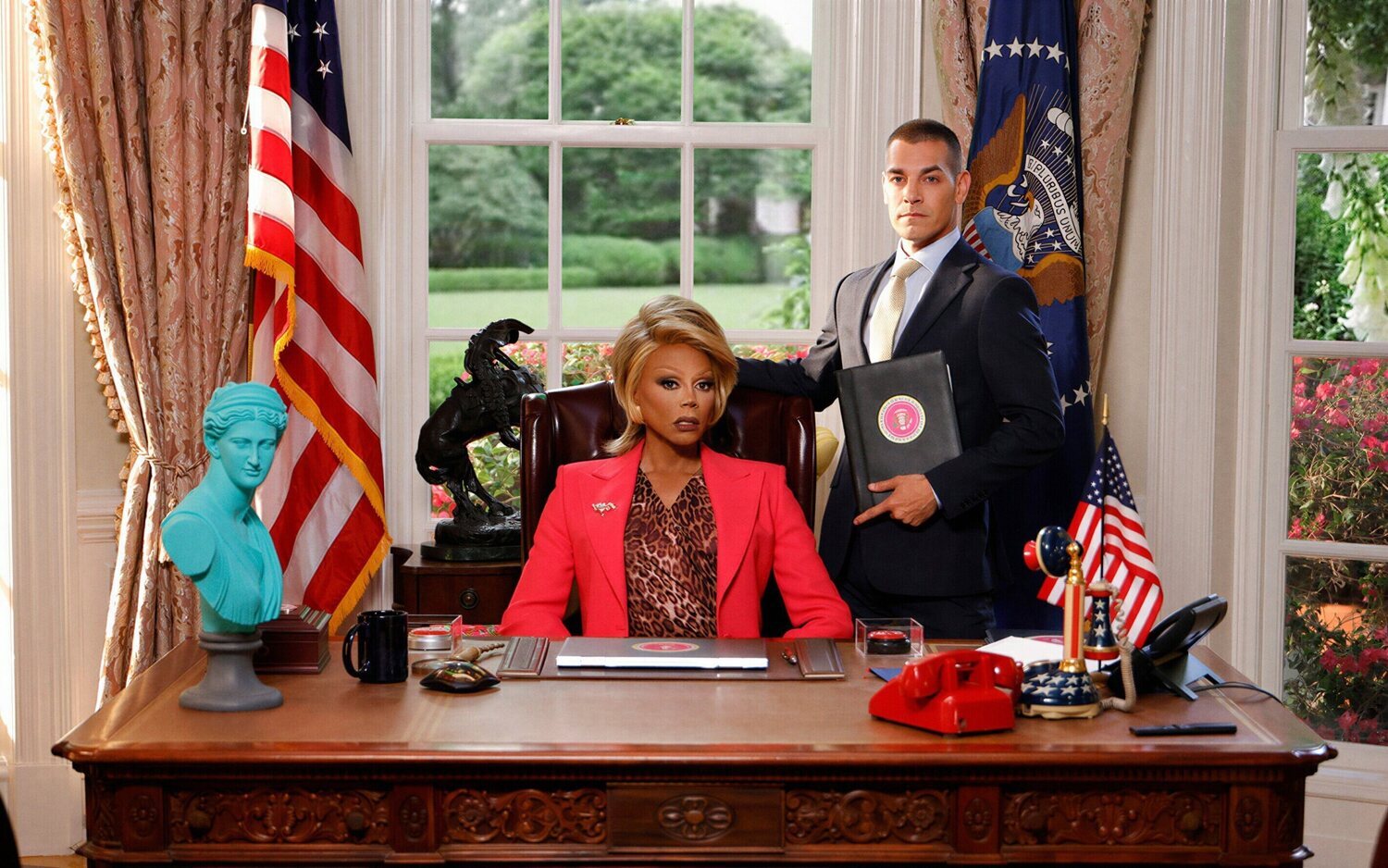RuPaul como la Presidenta Gagwell, junto al actor Matt Rodgers, en 'Stop! That! Train!'