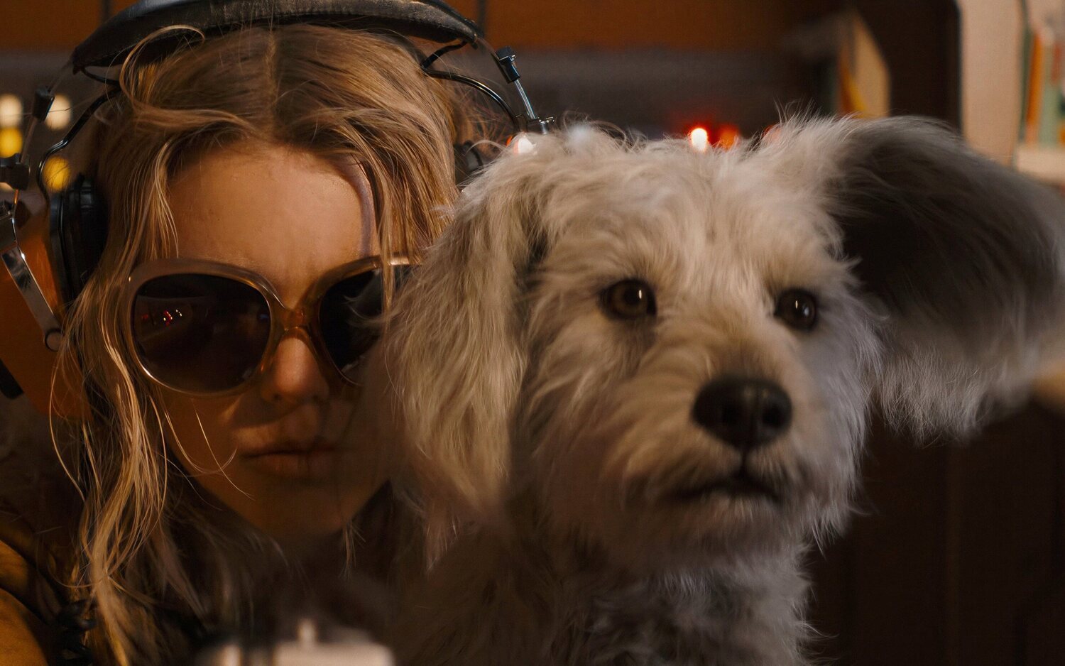 Supergirl con su perro Krypto, en una imagen del tráiler de 'Supergirl'