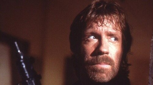 La familia de Chuck Norris denuncia vídeos e imágenes falsas creados con IA tras su muerte