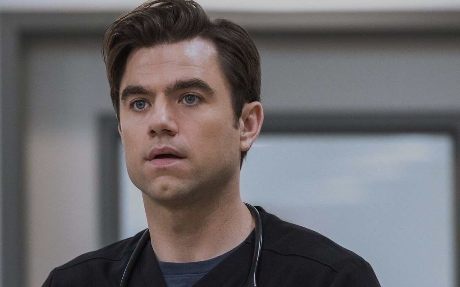 El actor Patrick Ball en 'The Pitt', la serie de HBO Max