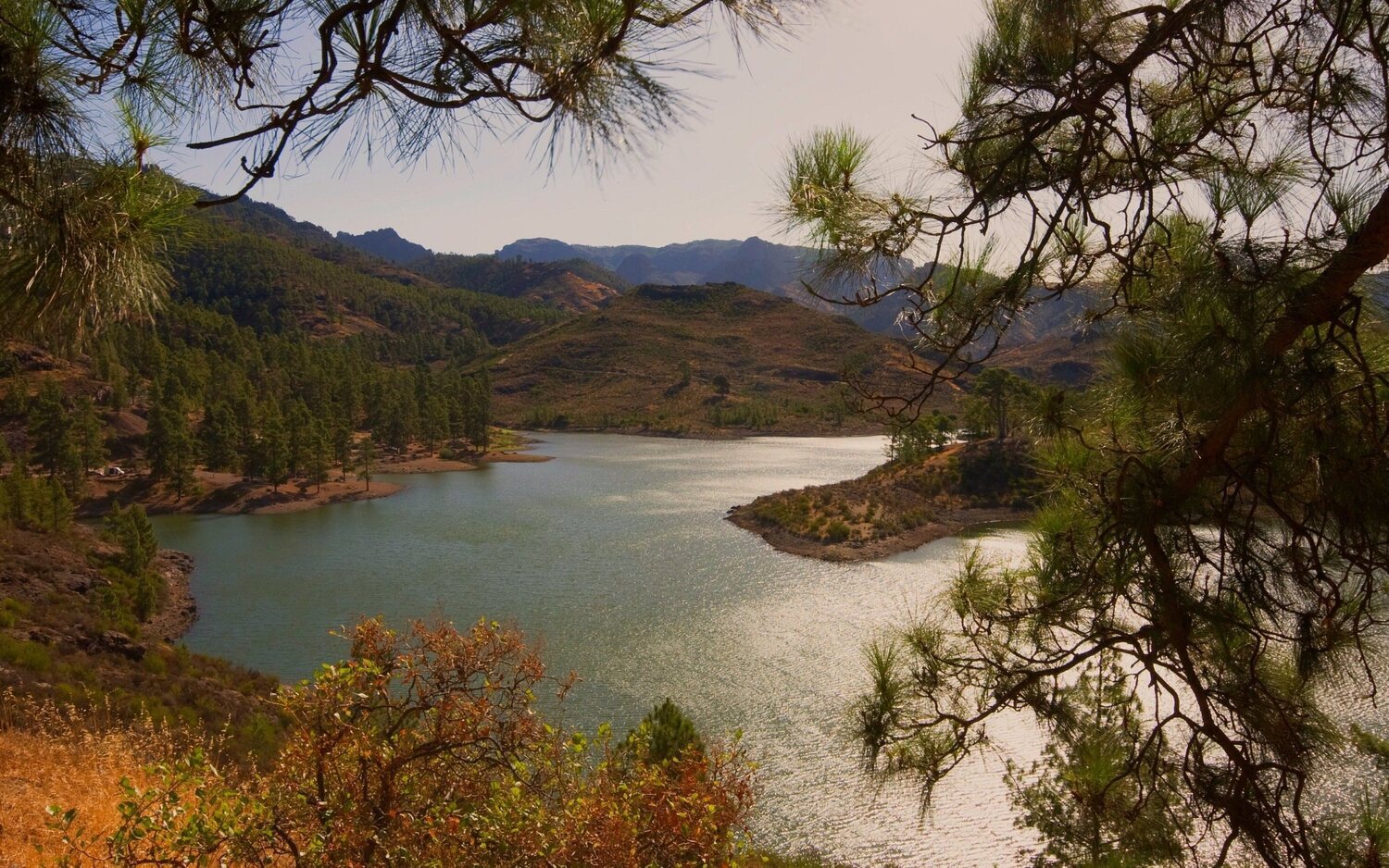 La crecida de la Presa de las Niñas ha dejado parte del decorado bajo el agua y ha obligado a replantear el rodaje de la serie.