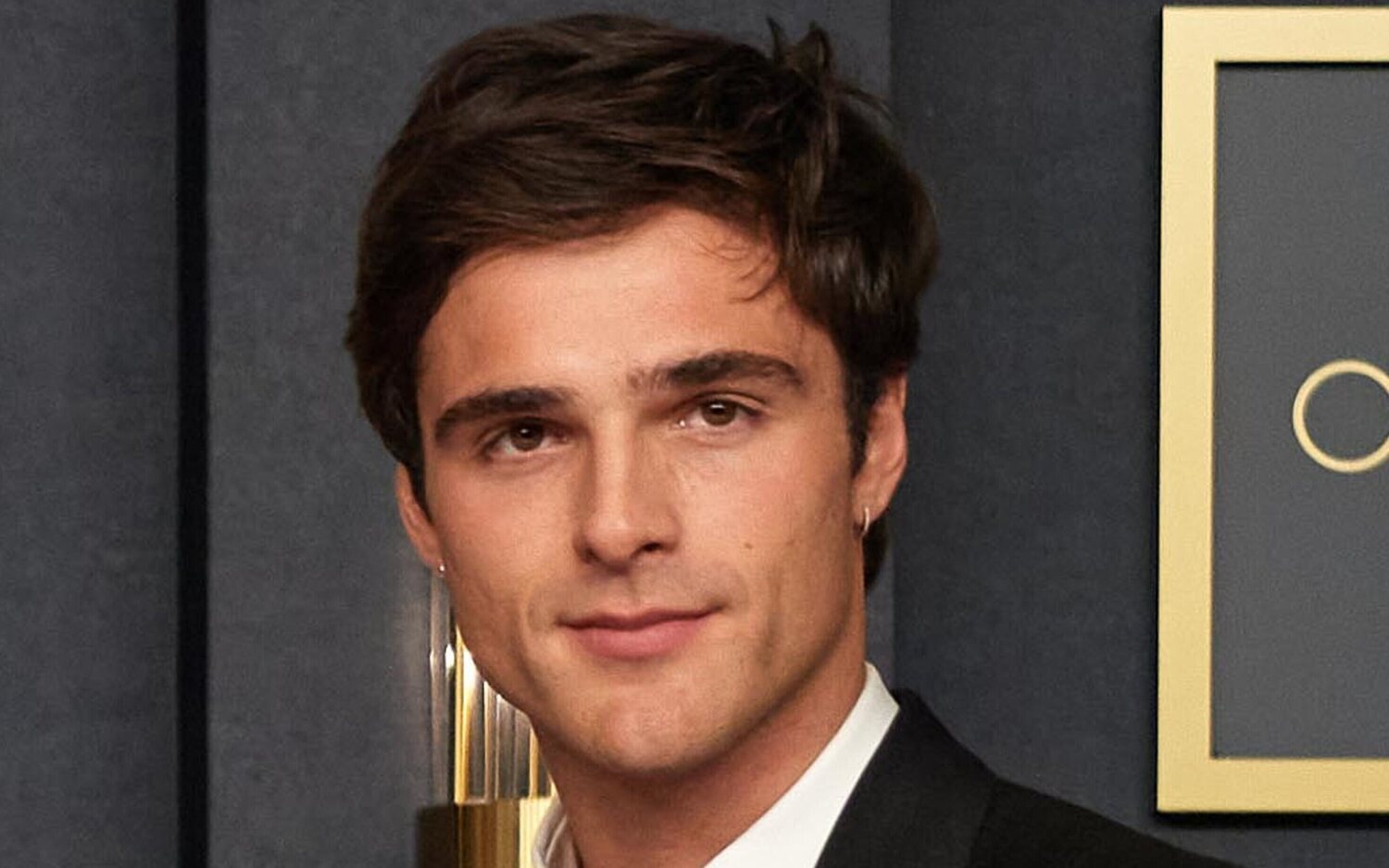 Pedro Almodóvar cree que Jacob Elordi aún debe demostrar más como actor pese al enorme estrellato que ya ha alcanzado.