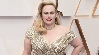 Rebel Wilson rechaza las acusaciones de acoso y niega haber impulsado webs contra el equipo 'The Deb'