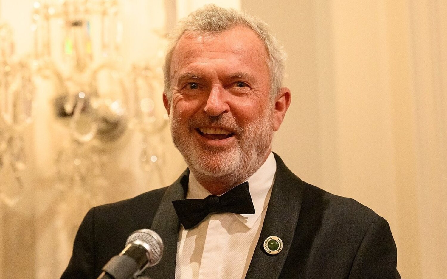 Sam Neill revela que tras una última ecografía no hay rastro de cáncer en su cuerpo.