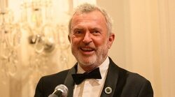 Sam Neill revela que ya no tiene cáncer cuatro años después del diagnóstico