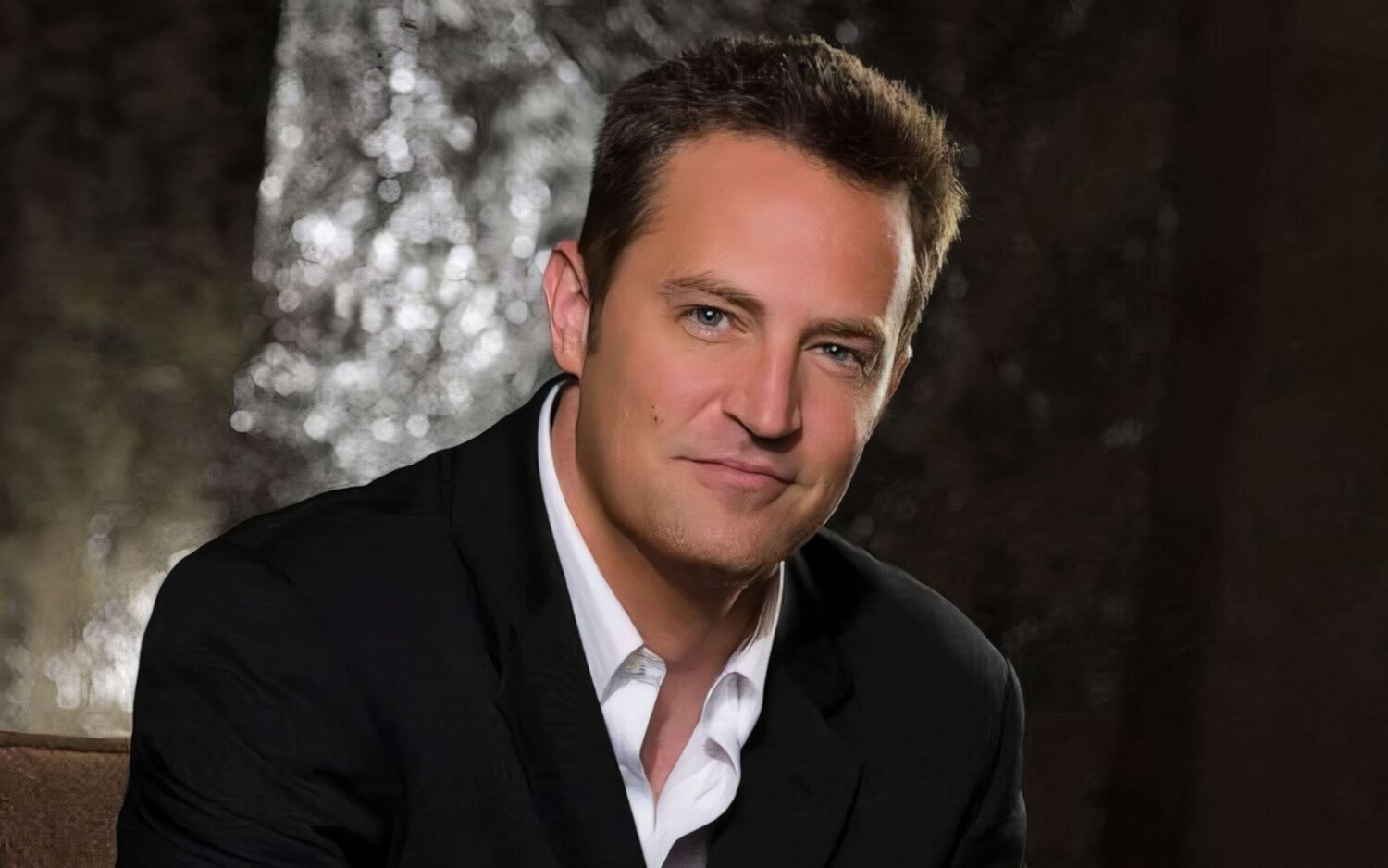 Matthew Perry posando para 'Mr. Sunshine', uno de sus últimos trabajos