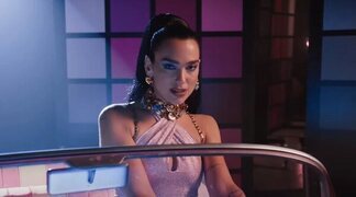 Dua Lipa contra Samsung: demanda a la multinacional por 15 millones de dólares