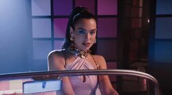 Dua Lipa contra Samsung: demanda a la multinacional por 15 millones de dólares