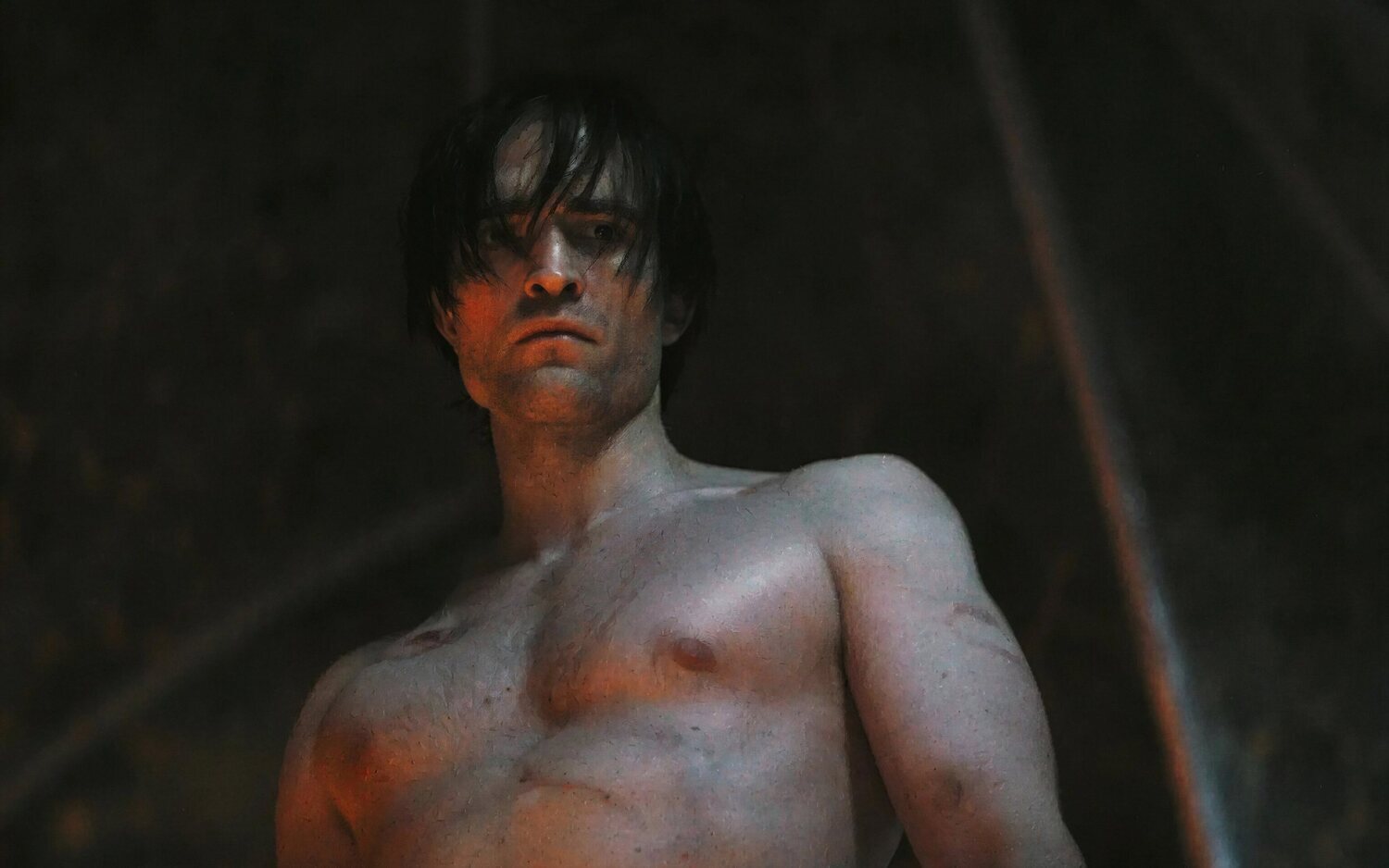 Robert Pattinson sin camiseta en una escena de 'The Batman'