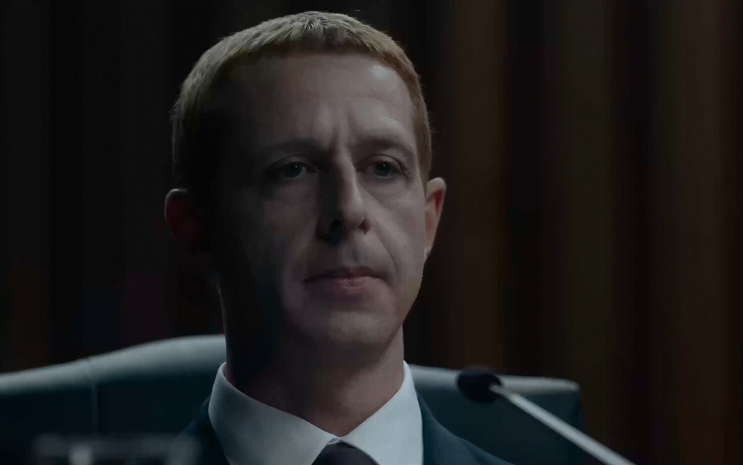 Jeremy Strong caracterizado como Mark Zuckerberg en 'The Social Reckoning'