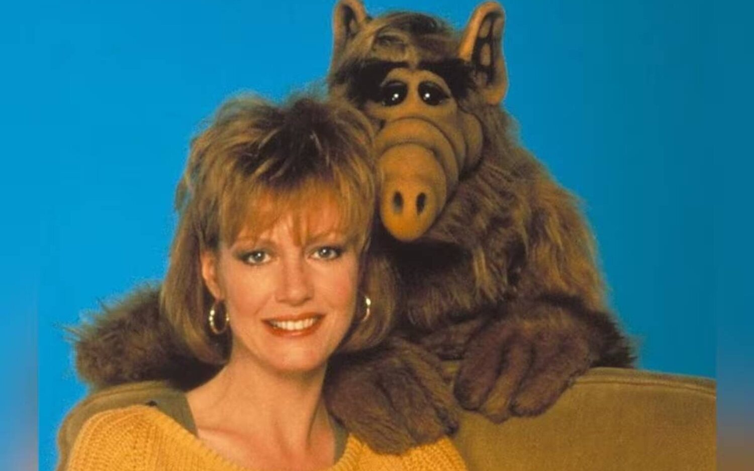 Anne Schedeen posando con el muñeco del alienígena 'Alf'