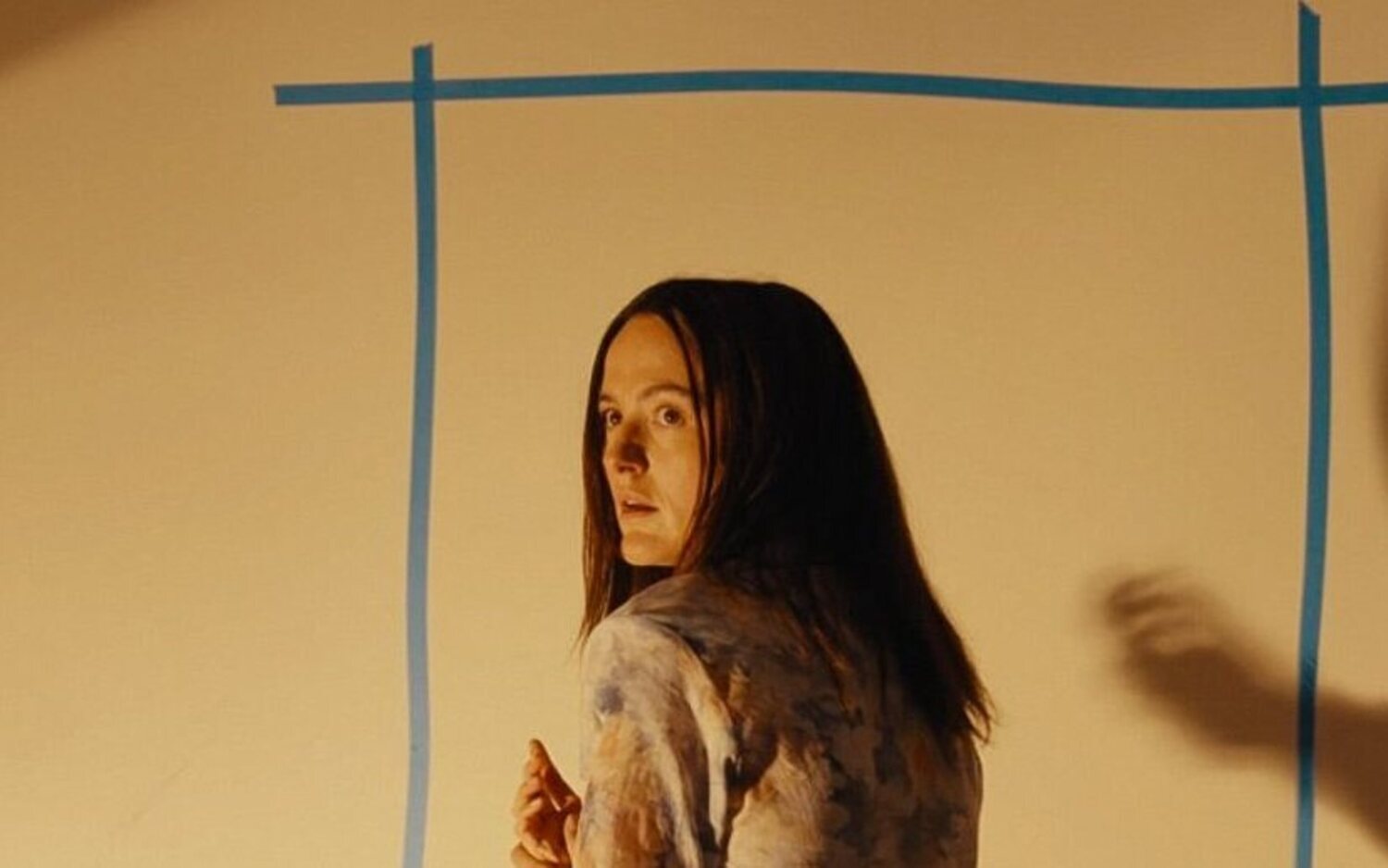 El inquietante mundo de las paredes amarillas y los malos recuerdos vuelve al cine con 'Backrooms: Liquidación total'