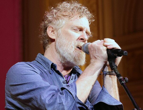 Muere Glen Hansard, el músico protagonista de 'Once (Una vez)', en un accidente a los 56 años