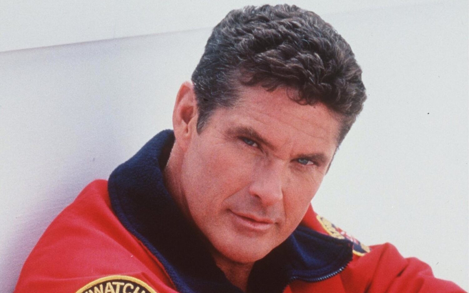 Mitch Buchannon pasa la toalla a un nuevo equipo de actores que protegerán las costas en el reboot de 'Los vigilantes de la playa'