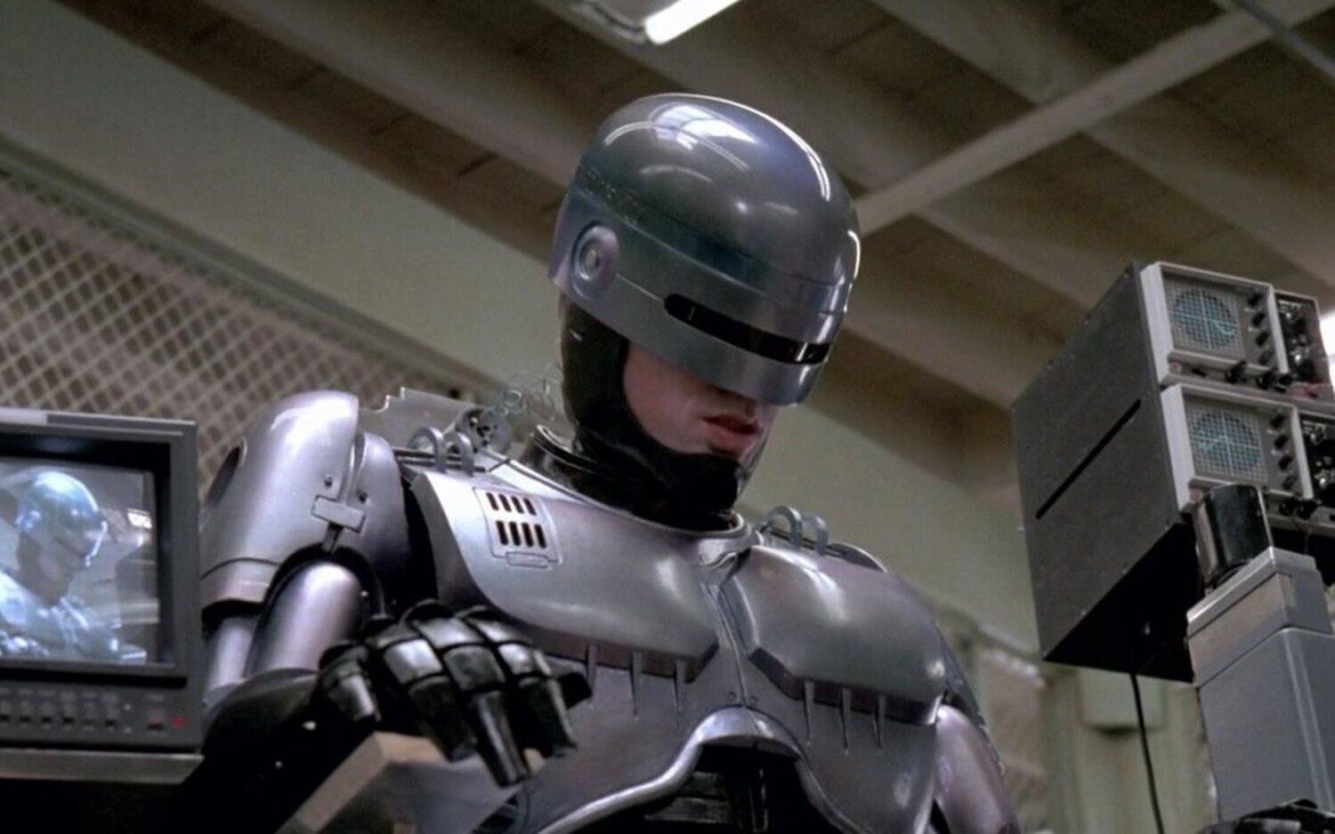 'Robocop' regresa a la oficina para ser reevaluado y cambiar su programación más acorde al de una serie
