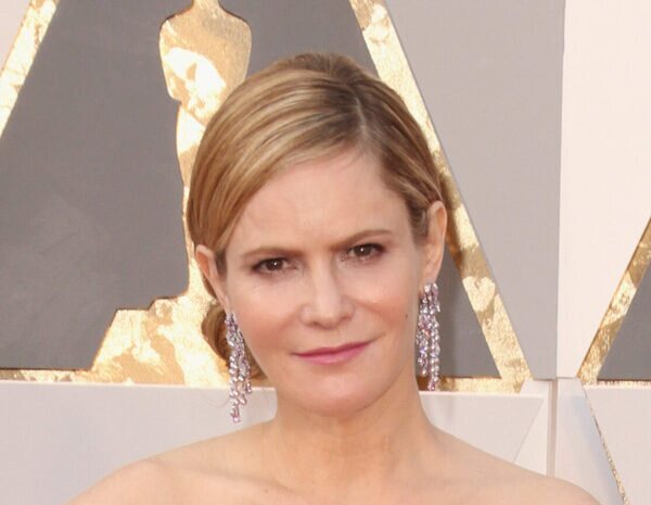 'Far Cry' ficha a Jennifer Jason Leigh y otros actores para su serie en FX