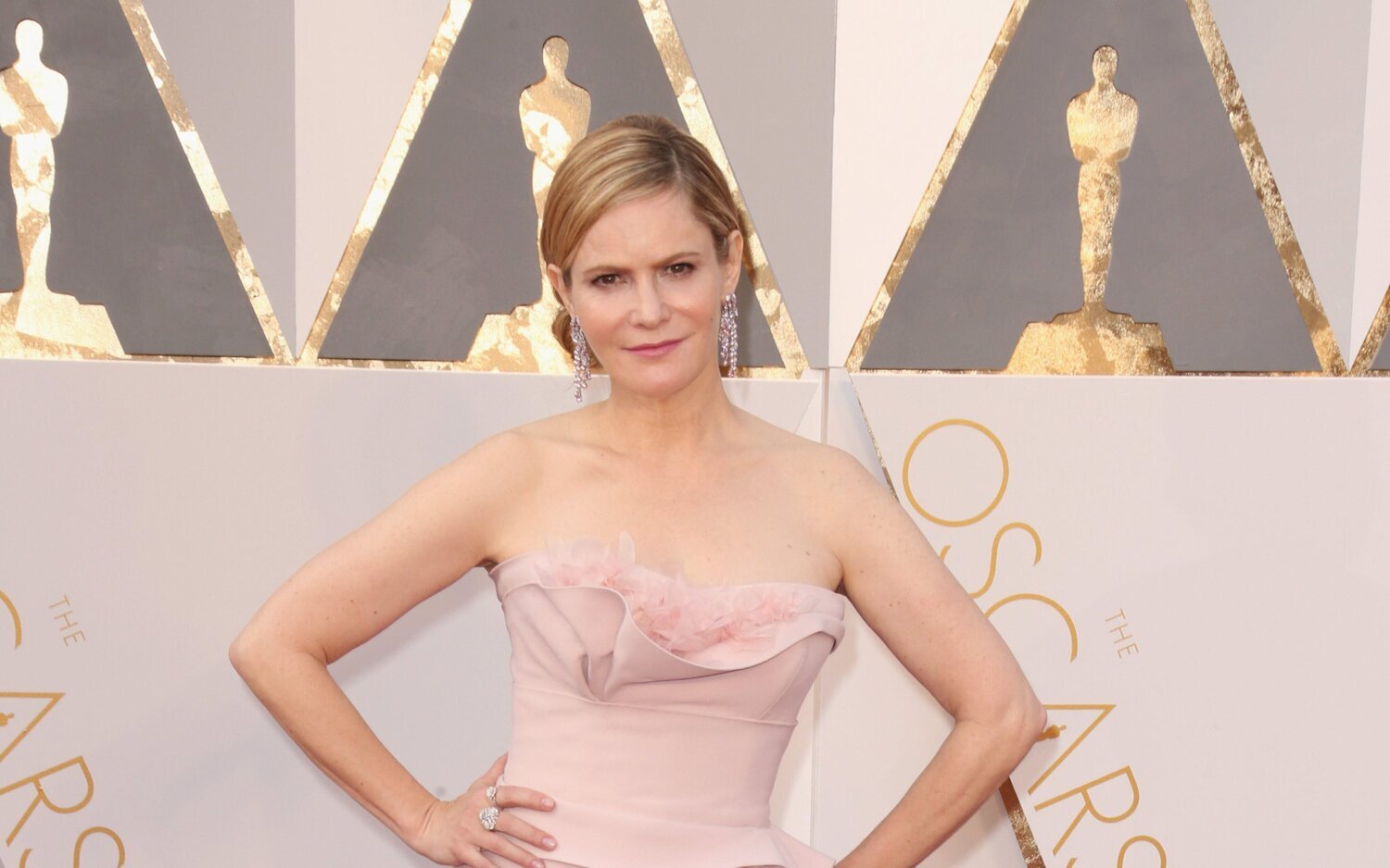 Jennifer Jason Leigh en la alfombra roja de los Oscar 2016