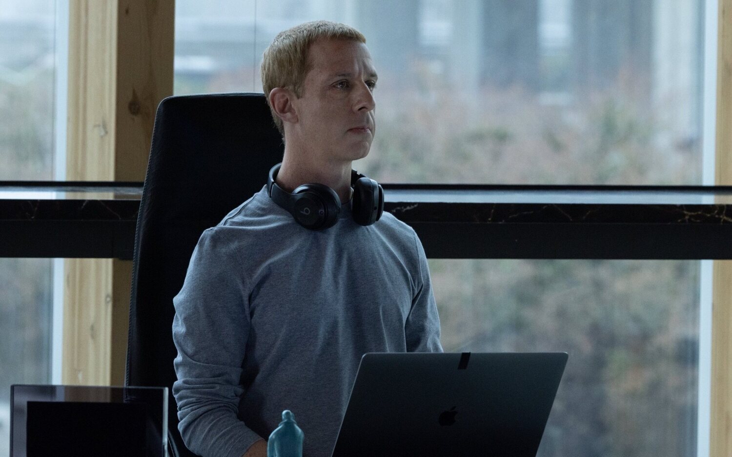 Jeremy Strong es Mark Zuckerberg en 'El precio de la red'