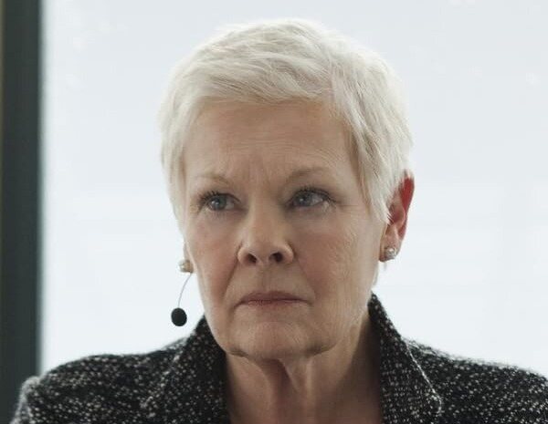 Judi Dench, cada vez más afectada por su pérdida de visión: "Ya no puedo actuar, si quiera leer"