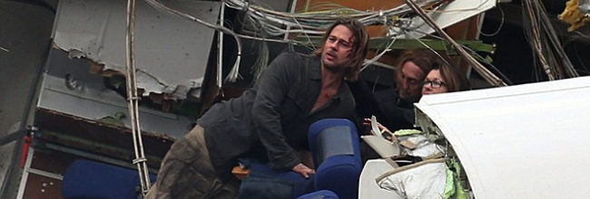  Brad Pitt entre los restos de un avión