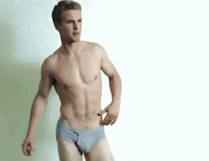 Freddie Stroma bailando en calzoncillos