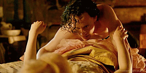 Tom Hiddleston desnudo en La cumbre escarlata
