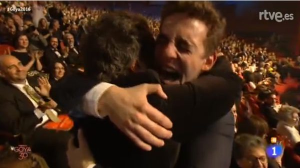 miguel Herrán abraza a Daniel Guzmán
