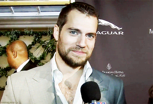 Henry Cavill intentando guiñar un ojo, en vano