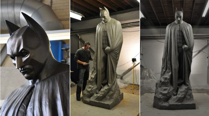 La estatua de batman de 'El caballero oscuro: la leyenda renace'