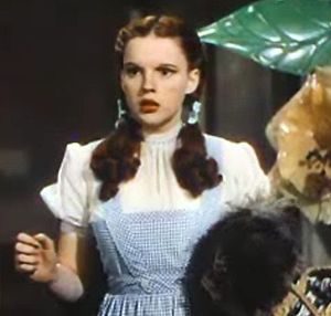 Anne Hathaway será Judy Garland