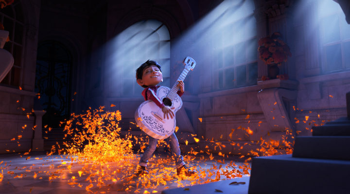 Miguel y Hector en el Mundo de los muertos en 'Coco'