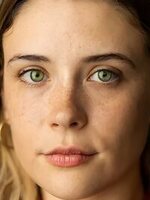 Foto de Mia Tomlinson, actriz de Expediente Warren: El último rito