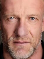Foto de Mike Edward, actor de M3GAN 2.0