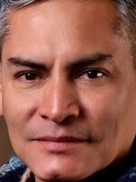 Foto de Cristhian Esquivel, actor de Llegaron de noche