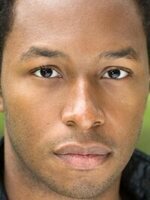 Foto de Burl Moseley, actor de La estación de la felicidad (Happiest Season)