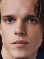 Foto de Finn Bennett, actor de Warfare: Tiempo de guerra