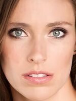 Foto de Natasha Halevi, actriz de Superman