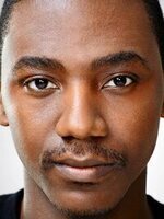 Foto de Jerrod Carmichael, actor de Buenos Vecinos 2