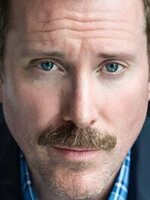 Foto de David MacInnis, actor de Nadie 2