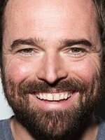 Foto de Patrick Mulvey, actor de Crime 101