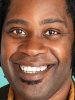 Foto de Kash Abdulmalik, actor de Plan en familia