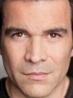 Foto de Ricardo Chavira, actor de Being Charlie