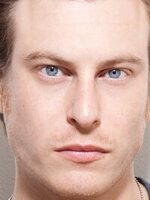 Foto de Noah Segan, actor de Puñales por la espalda: De entre los muertos